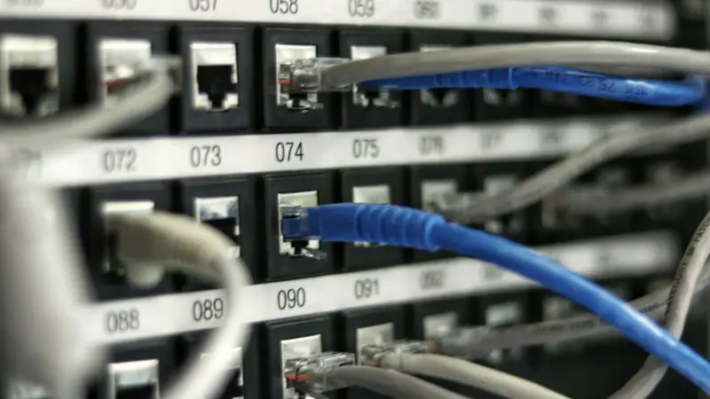 Panel de red con cables conectados