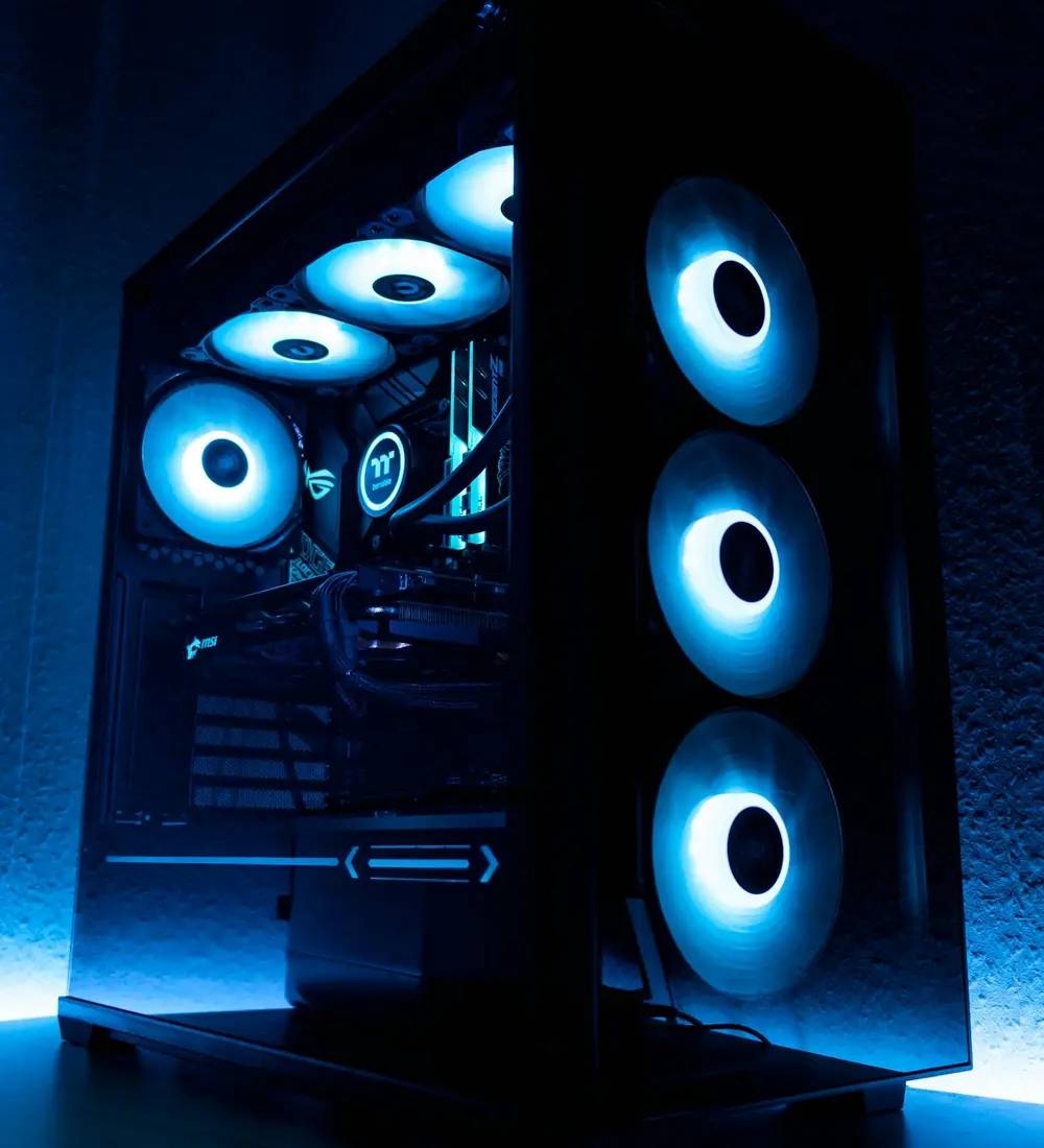 PC armada con ventiladores de iluminación azul