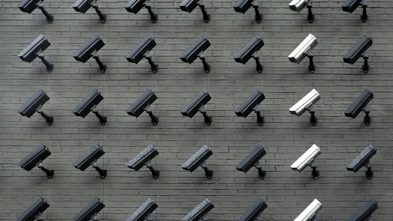 Cámaras de seguridad CCTV en una pared