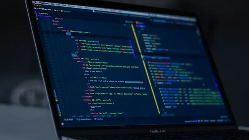 Laptop con código en pantalla